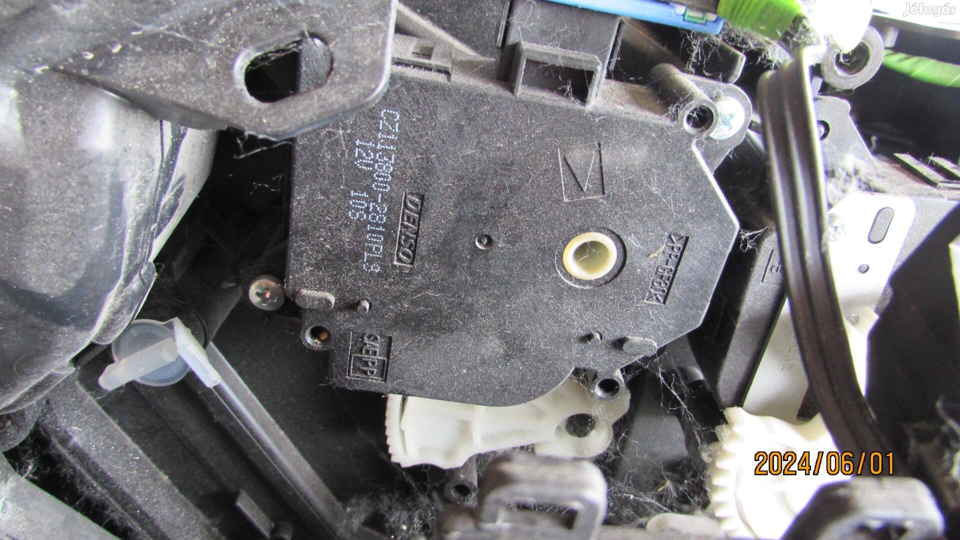 Toyota Yaris 3 1.5B 2017 hybrid fűtőmotorok 063800-1981