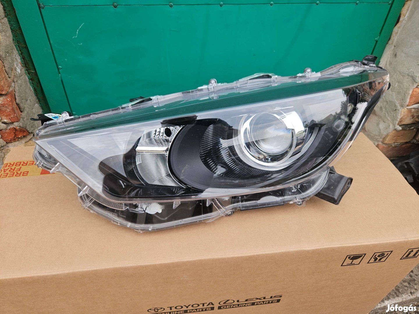 Toyota Yaris 4 bal első halogén fényszóró lámpa