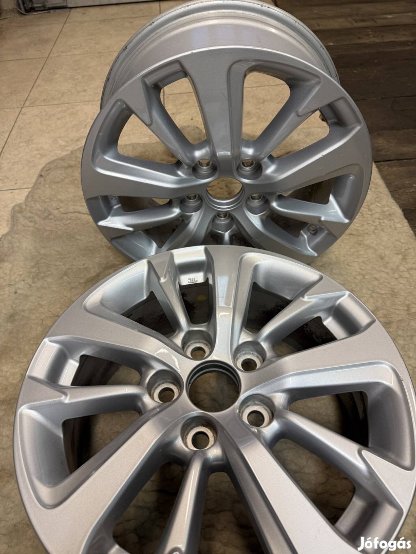 Toyota Yaris Cross felni 16"-os