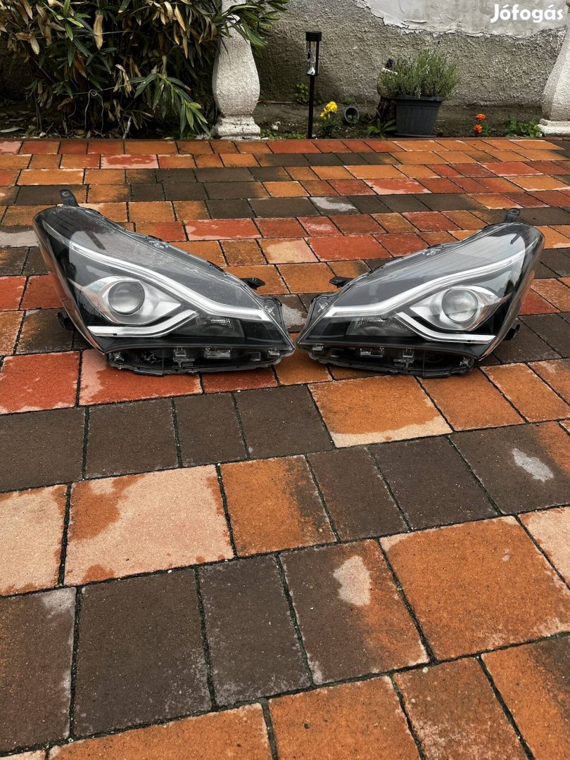 Toyota Yaris III 3 LED Fényszóró Jobb Első