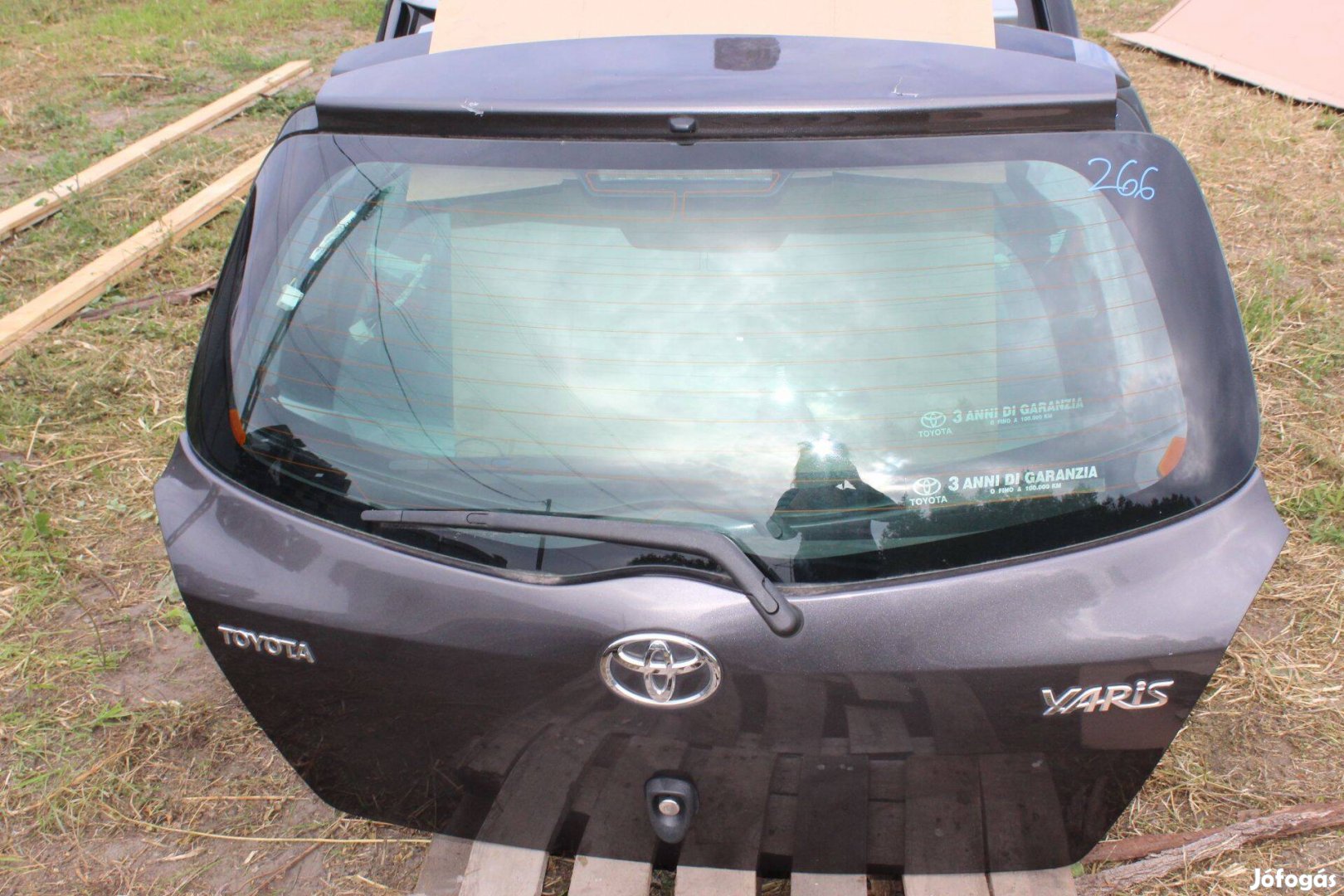 Toyota Yaris II 2010 Csomagtérajtó komplett,szélvédővel. (266)