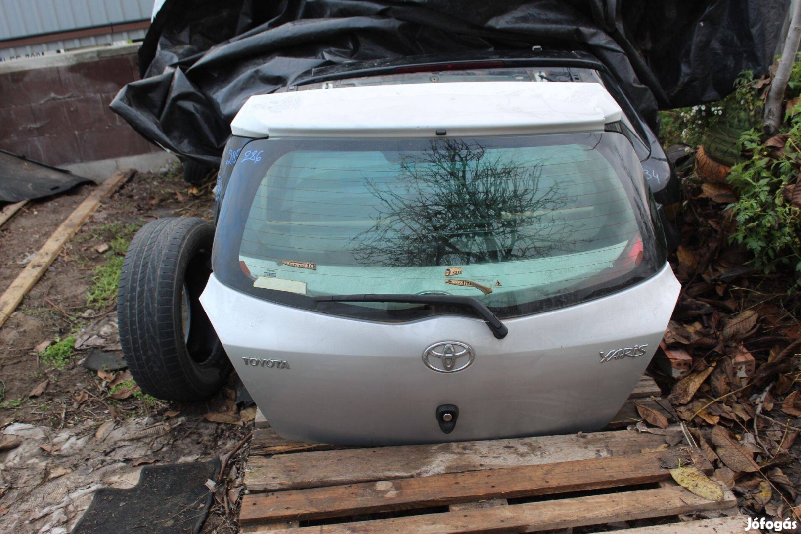 Toyota Yaris II Csmagtérajtó komplett, szélvédővel (286)