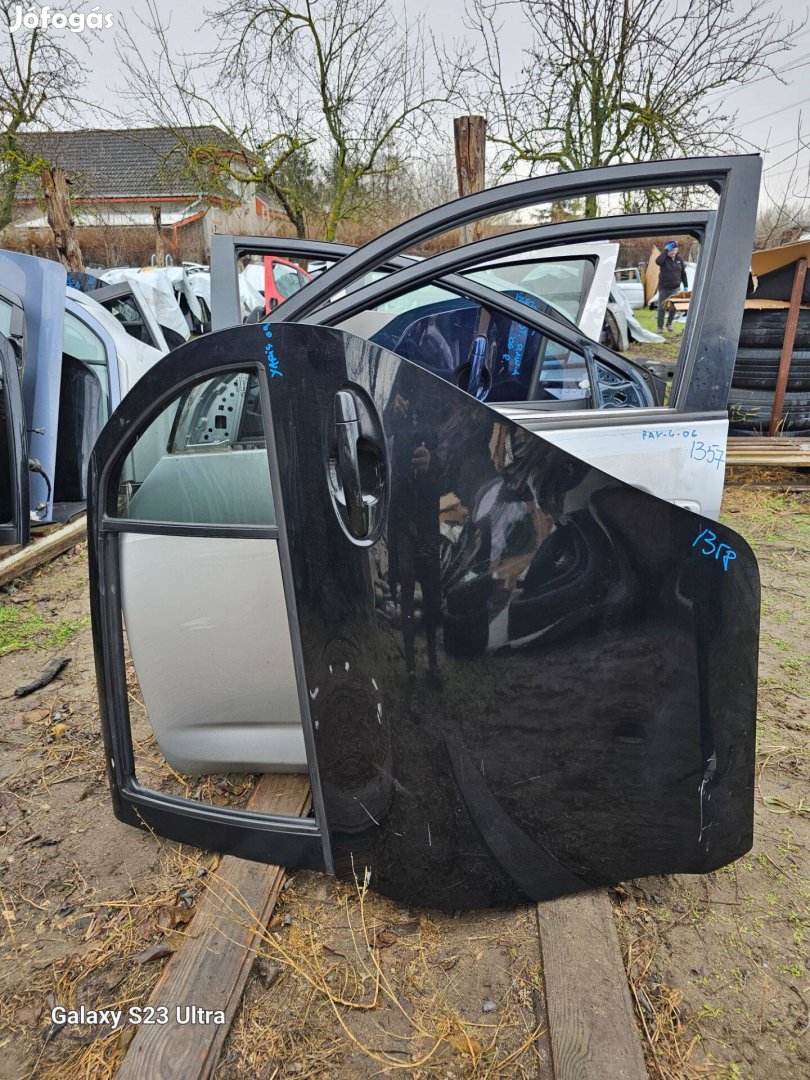 Toyota Yaris (XP90) bal hátsó ajtó komplett(1358.)