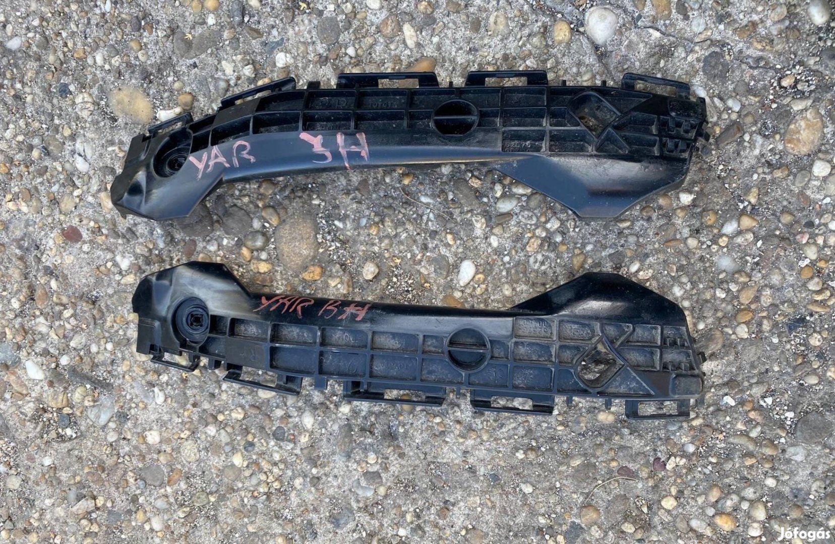 Toyota Yaris bal,jobb hátsó lámpatartó