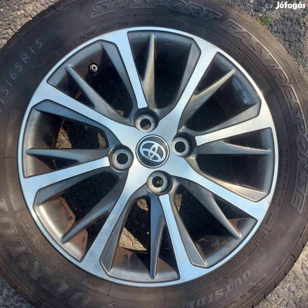 Toyota Yaris gyári 15" / 4x100 alufelni gumival