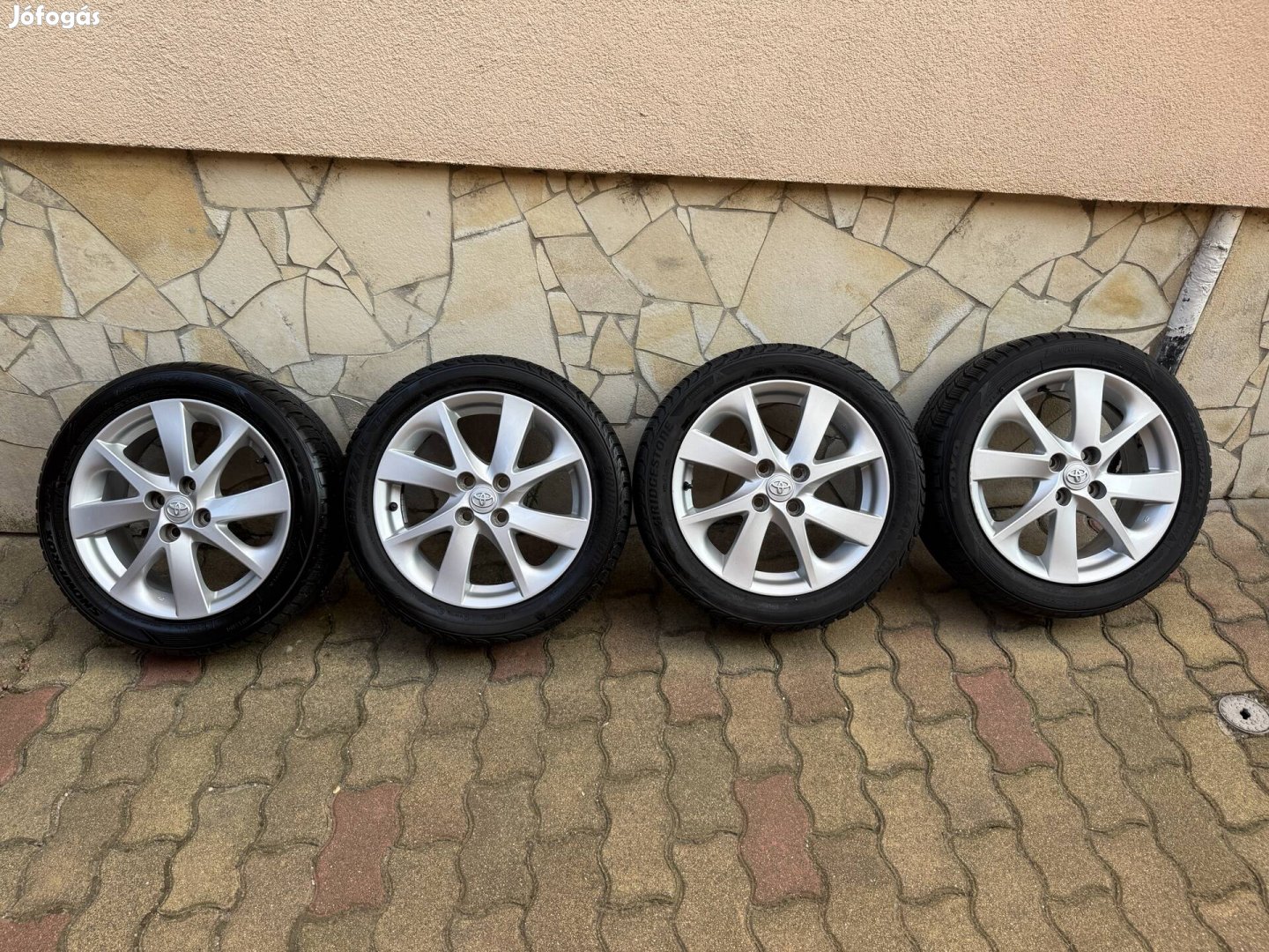Toyota Yaris gyári 4x100 alufelni R16 téli gumival