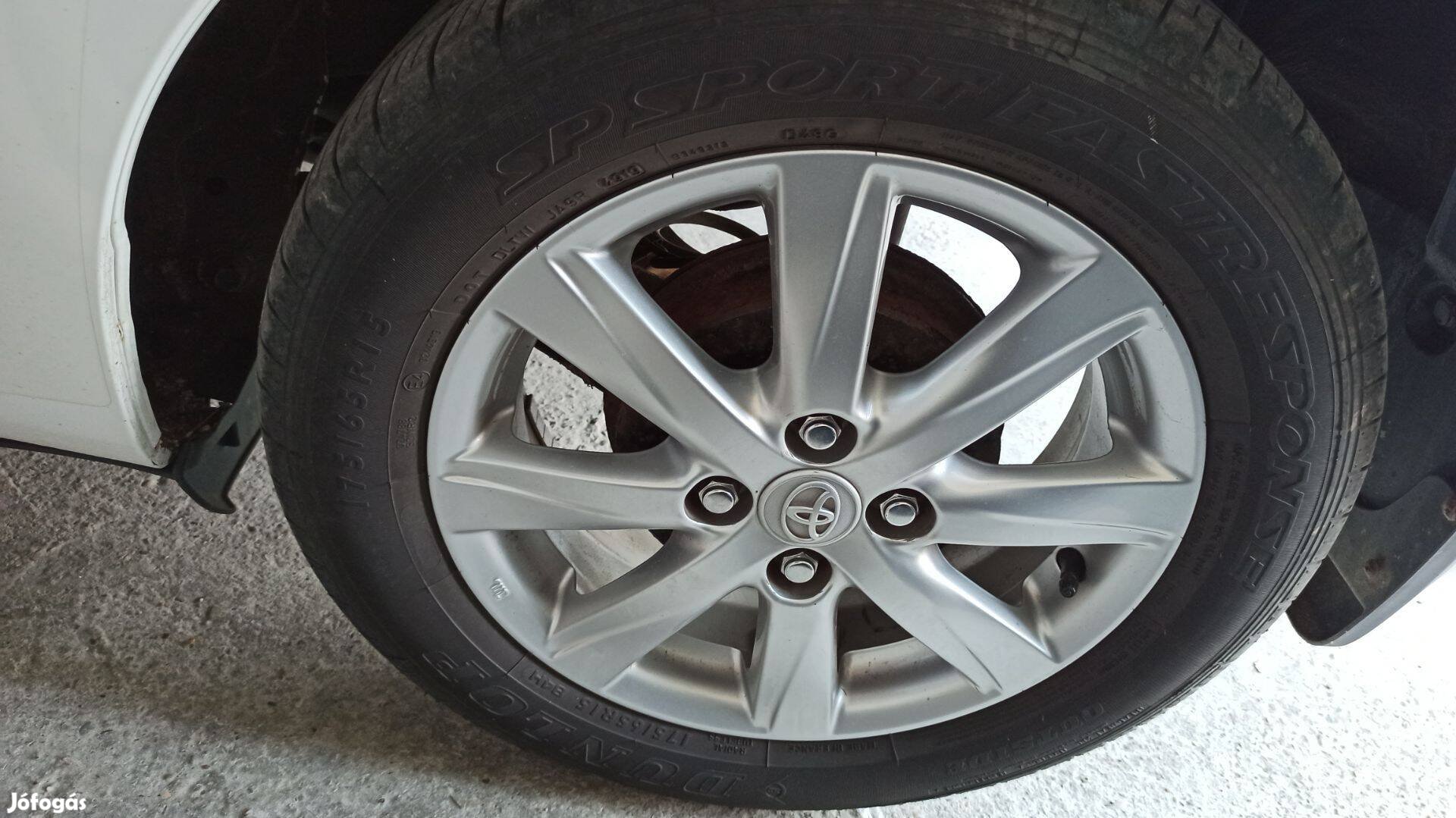 Toyota Yaris gyári alufelni jó gumival