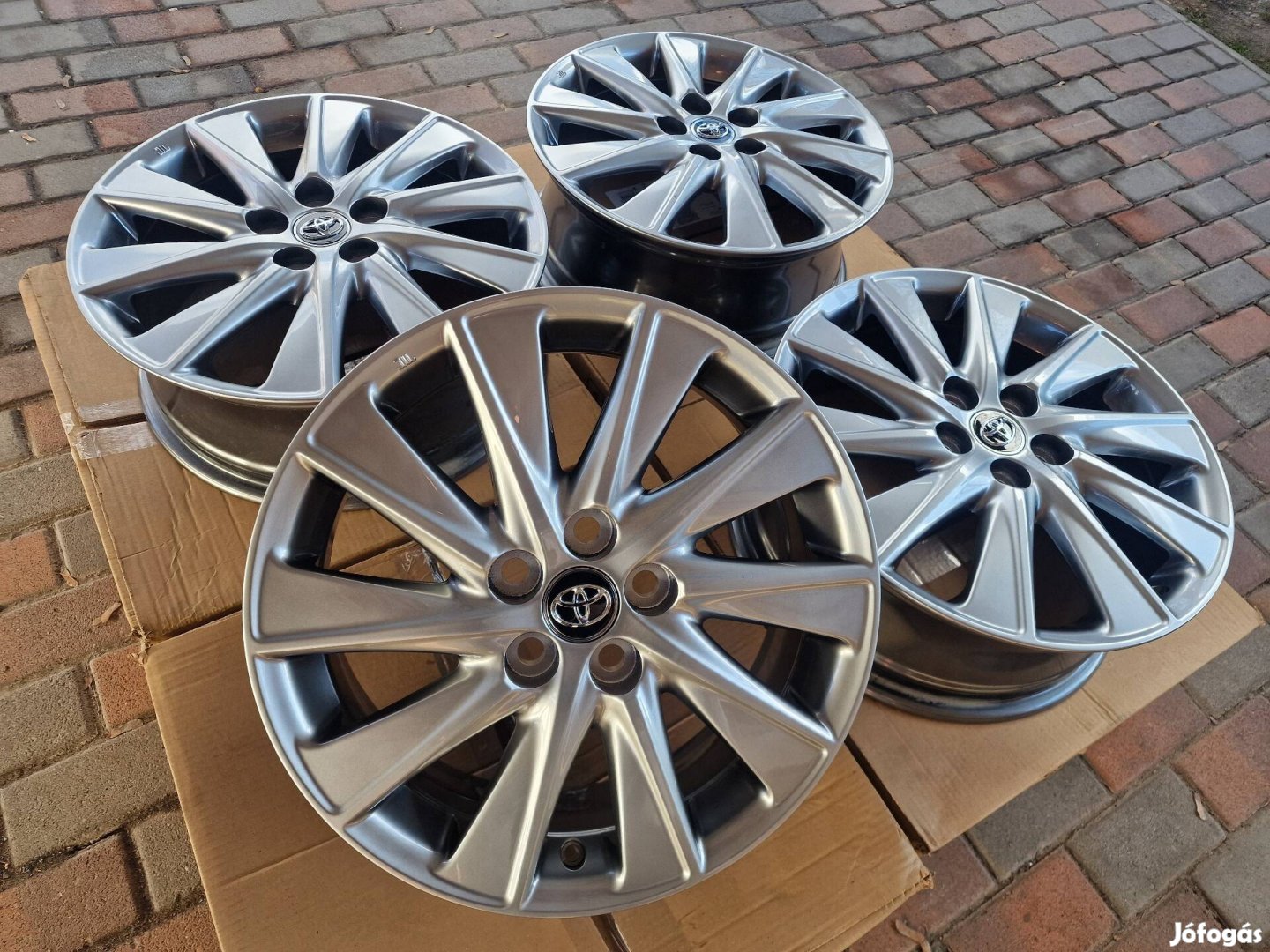 Toyota Yaris gyári alufelnik 195/55r16 téli gumikal!