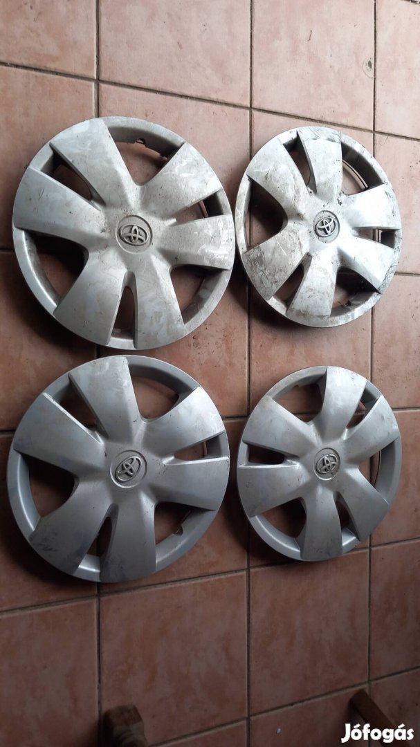 Toyota Yaris gyári dísztárcsa.
