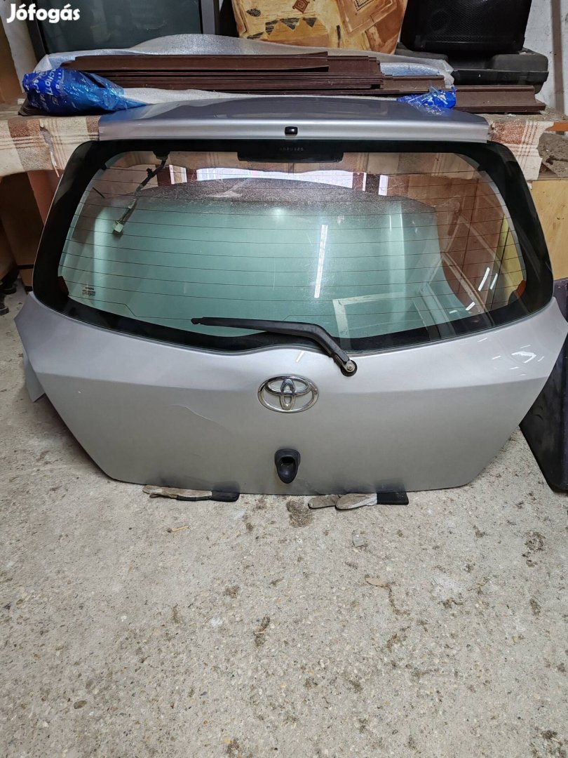 Toyota Yaris ll-es csomagtér ajtó, és motorháztető 