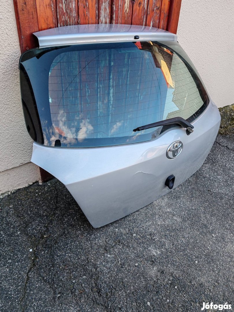 Toyota Yaris ll-es csomagtér ajtó és motorháztető 