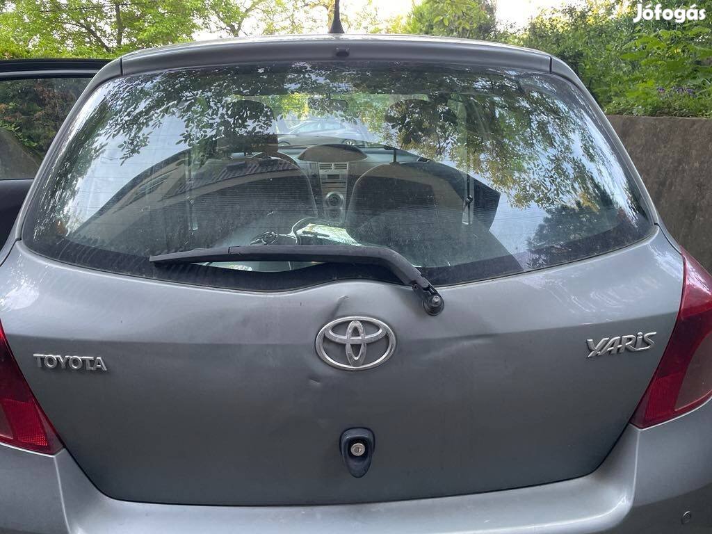 Toyota Yaris sérült , csomagtér ajtó, ép üveggel