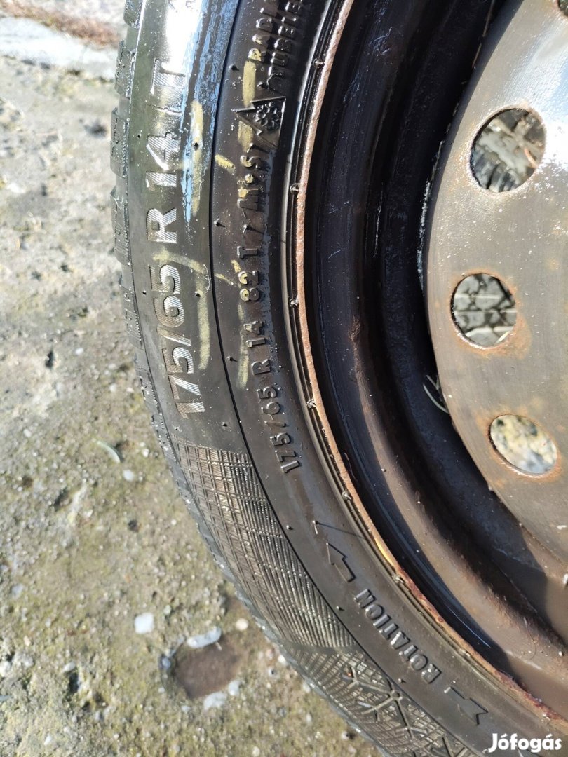 Toyota Yaris téli gumi lemezfelnivel 