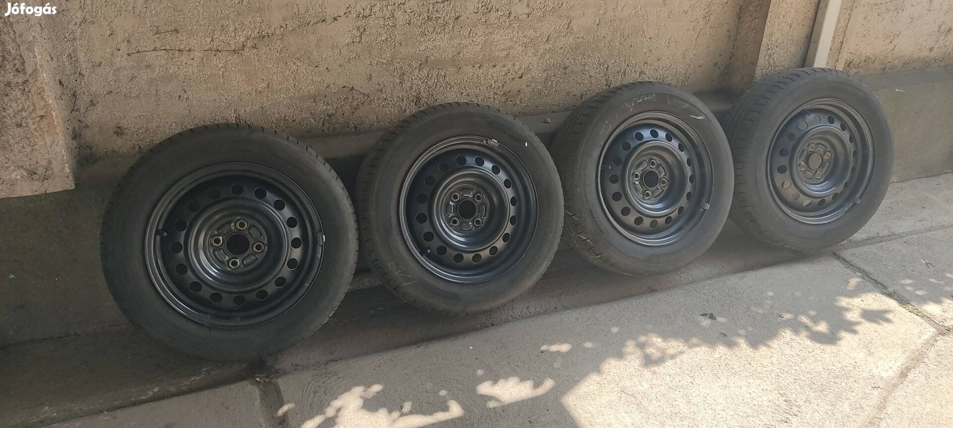 Toyota acélfelni kerék garnitúra, Hankook 195/60r15 újszerű 