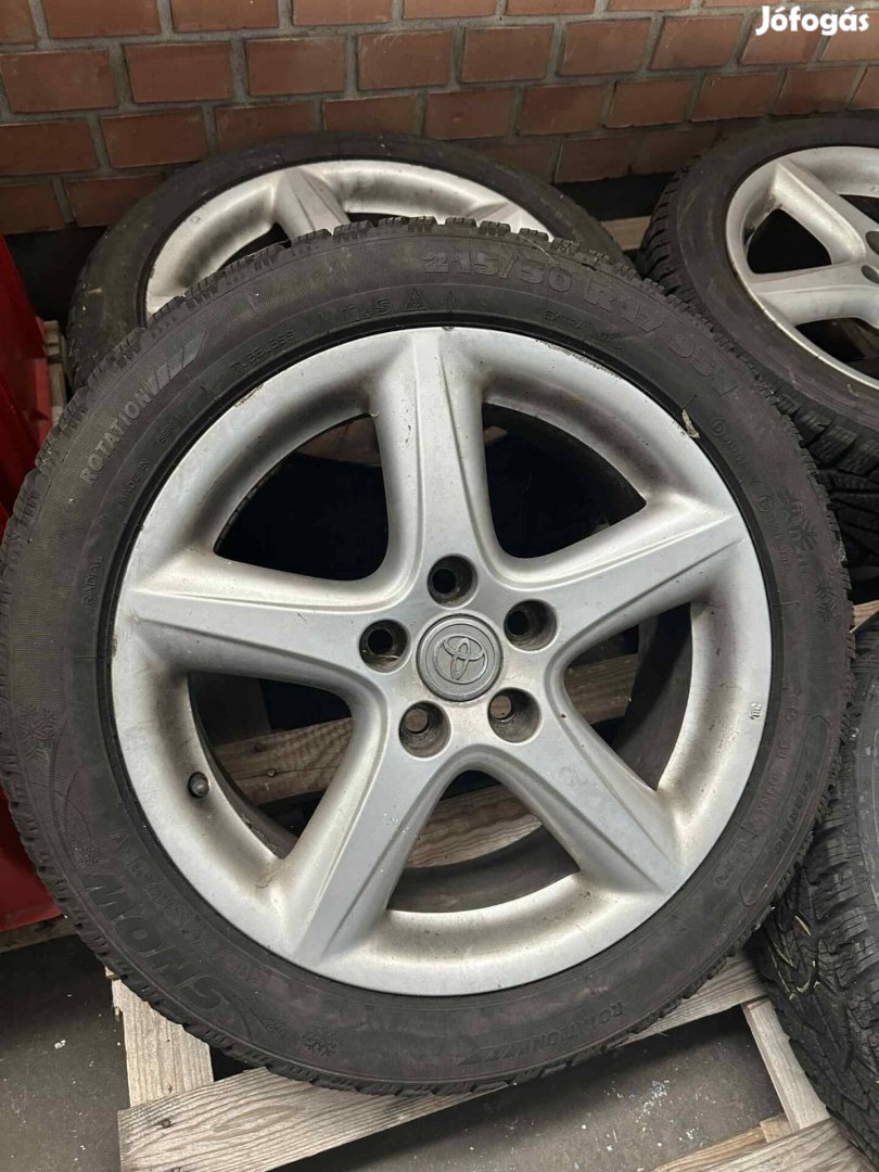 Toyota alufelni téli gumival 