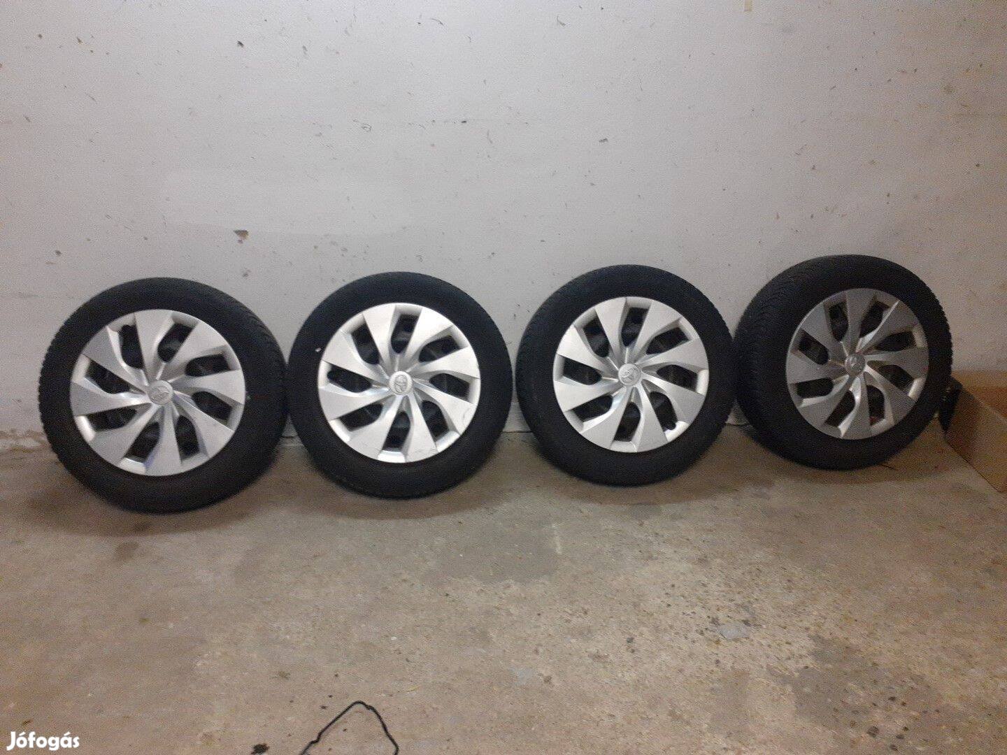 Toyota gyári acélfelni dísztárcsával