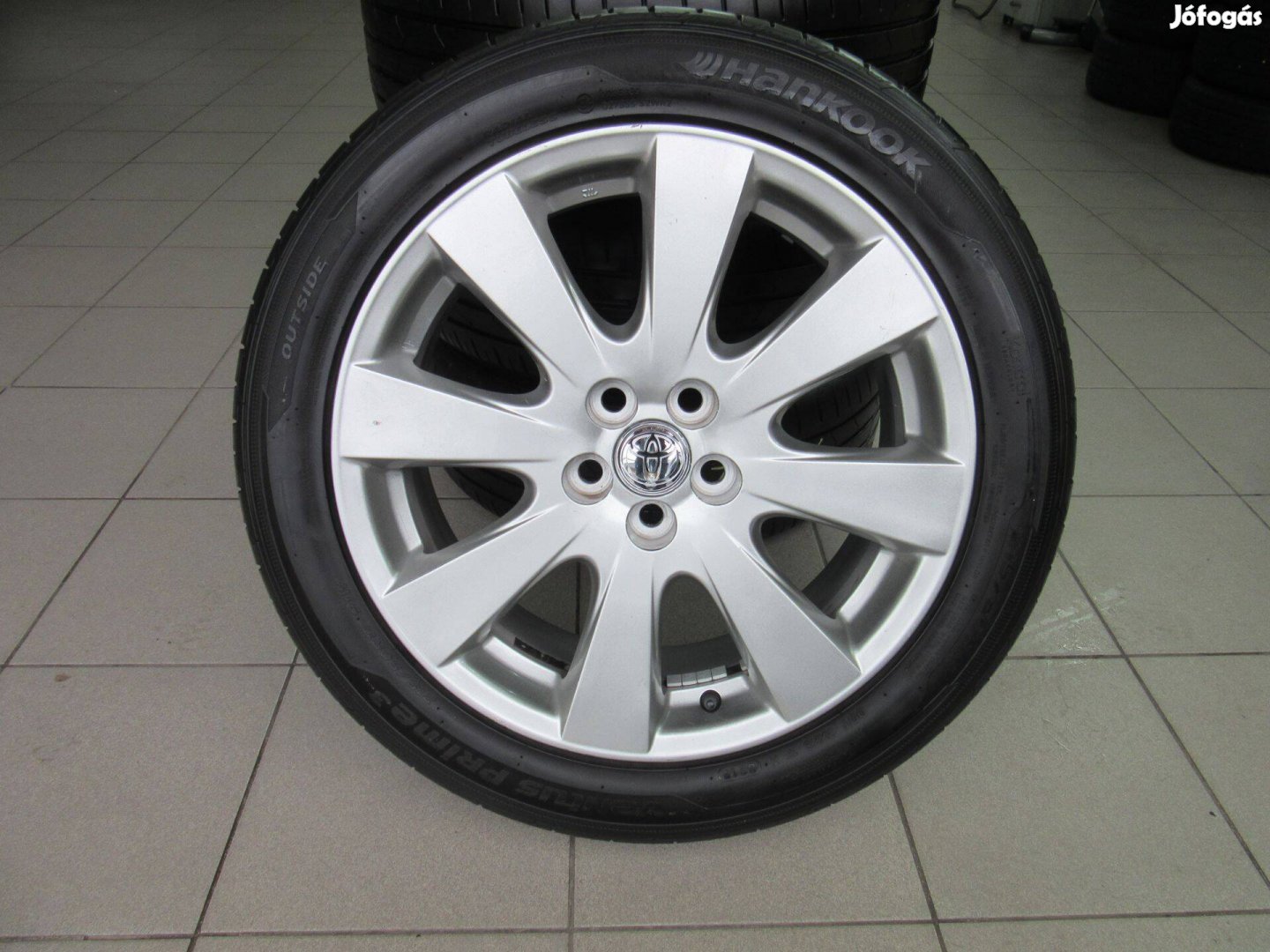 Toyota gyári alufelni 215/50 R17 Hankook nyári gumival eladó