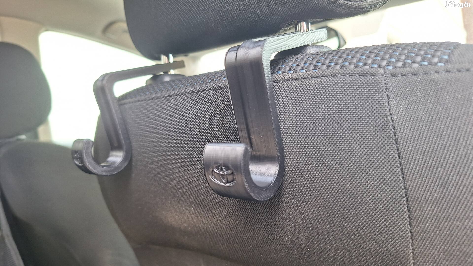 Toyota logo-s csomagakasztó fejtámlára