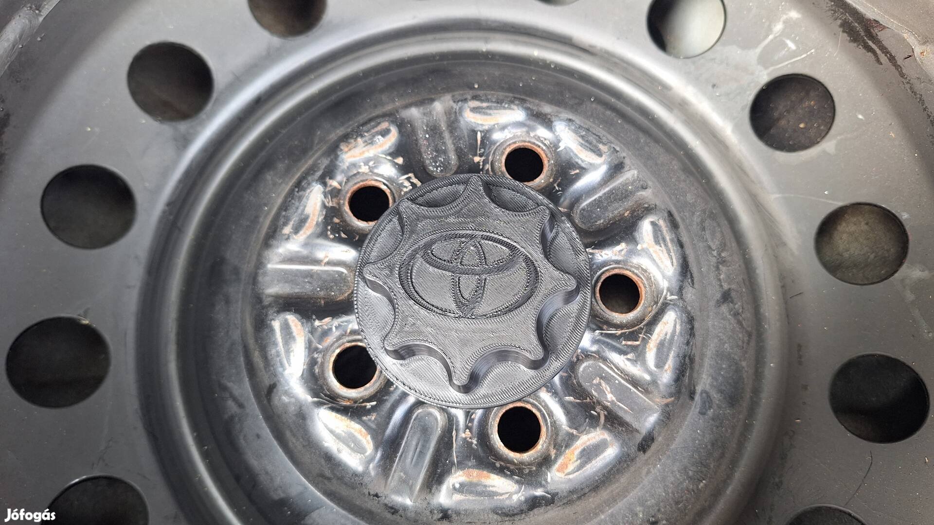 Toyota logo-s pótkerék lefogató csavar
