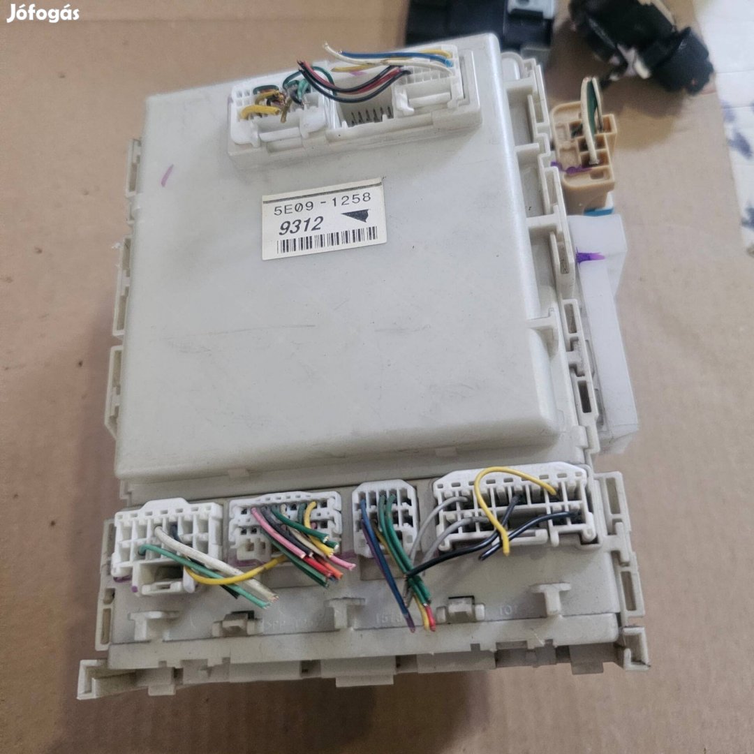 Toyota prius 2 utastéri biztosíték tábla 10000