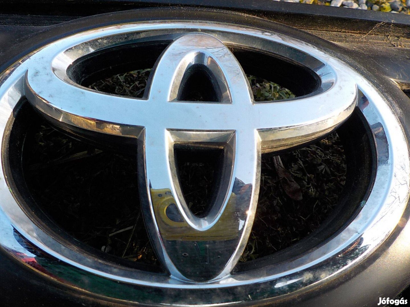 Toyota,régebbi modellére,gyári diszrács eladó