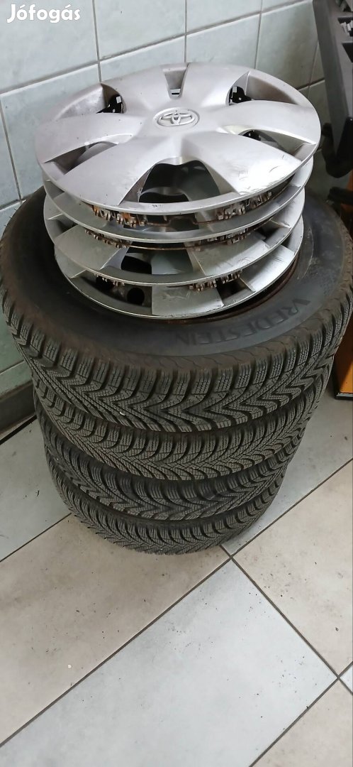 Toyota téli kerékszett 165/70R14 ujszerű téligumival, disztárcsával