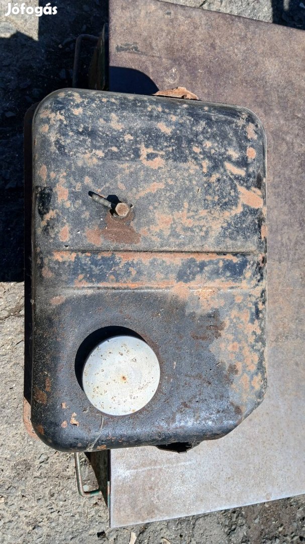 Trabant 601 üzemanyagtartály (tank, tanksapka, benzincsap)