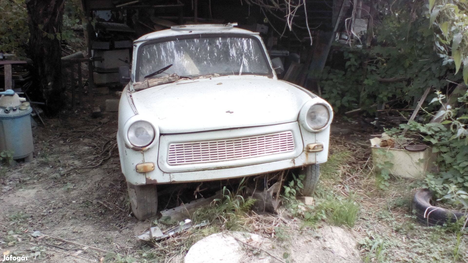 Trabant bontódik