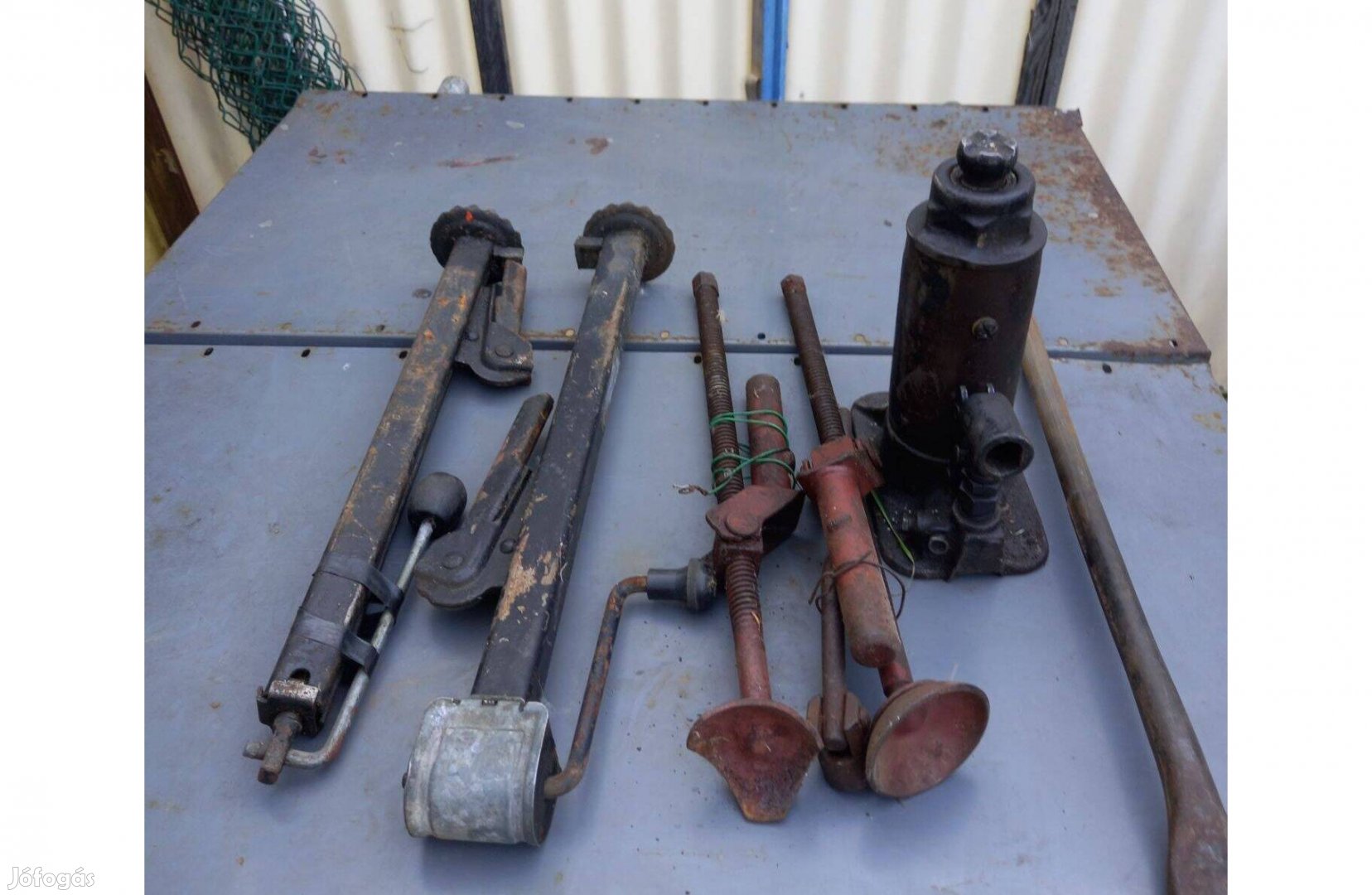 Trabant emelő és kerékkulcs