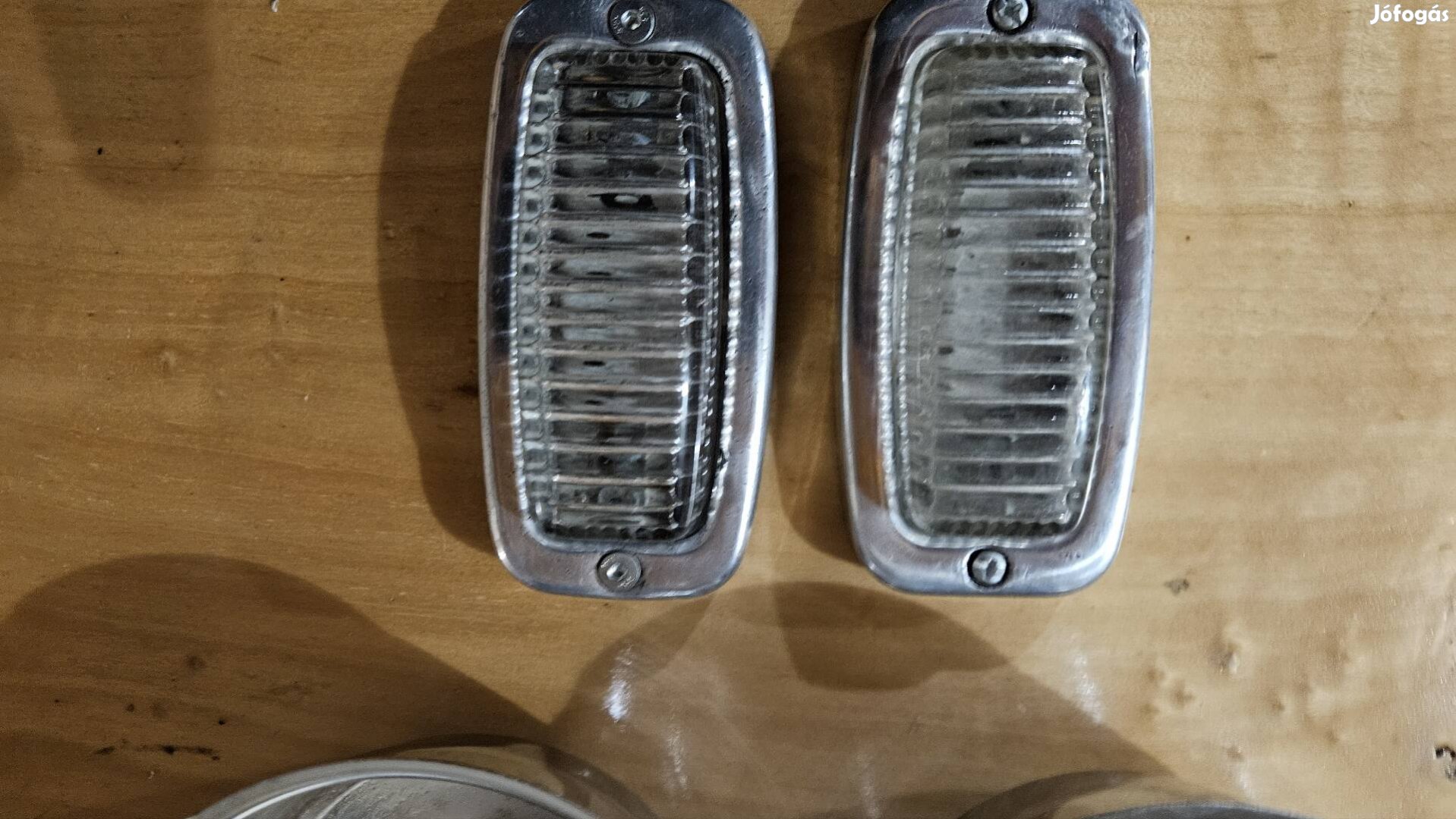 Trabant és Wartburg porvédő és felújított üveg irányjelző eladó. 