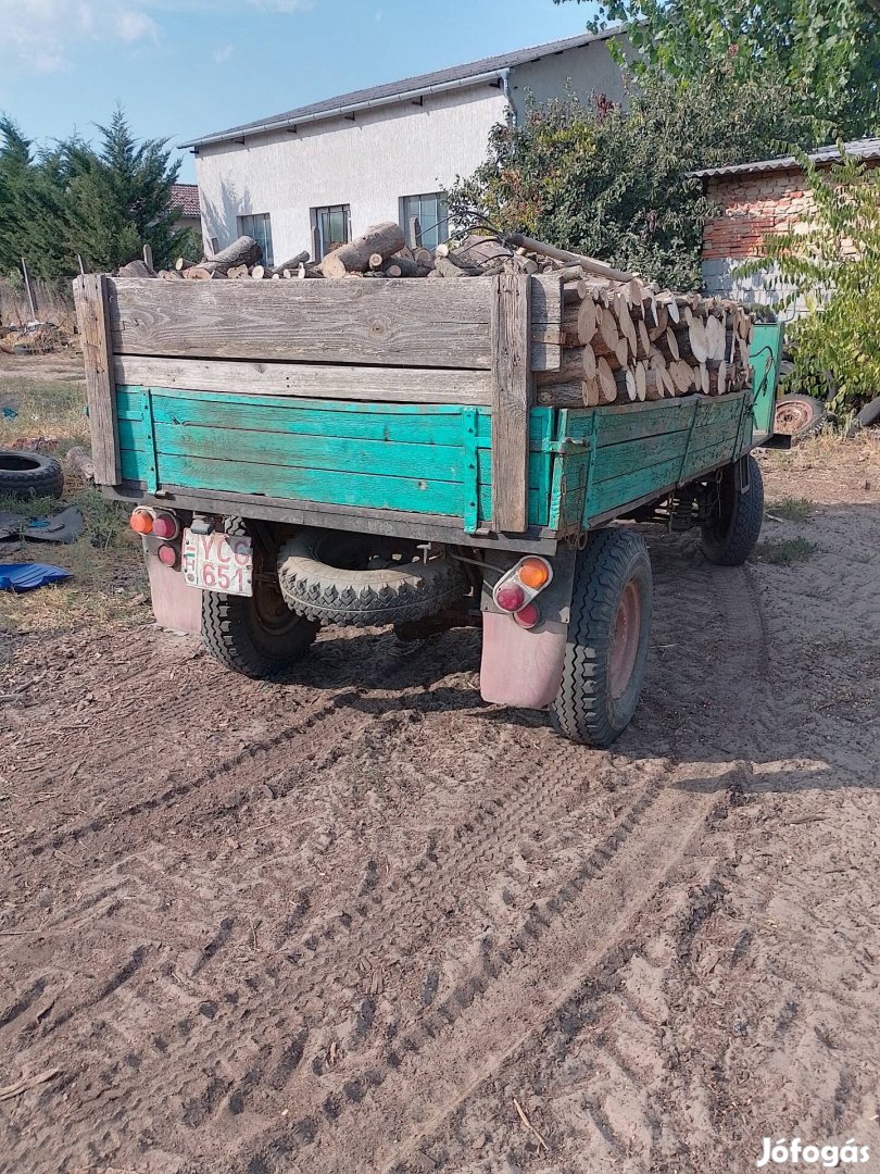 Trabant motoros csettegő 