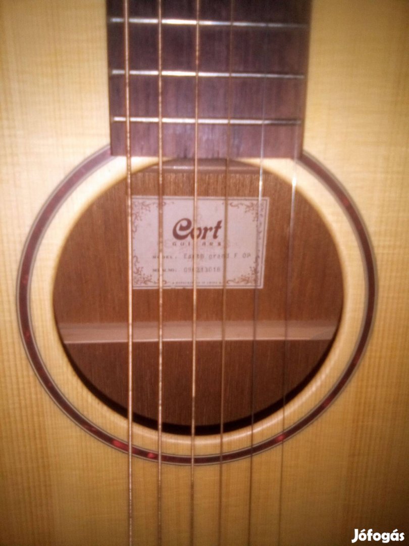 Traditional Cort gitár 