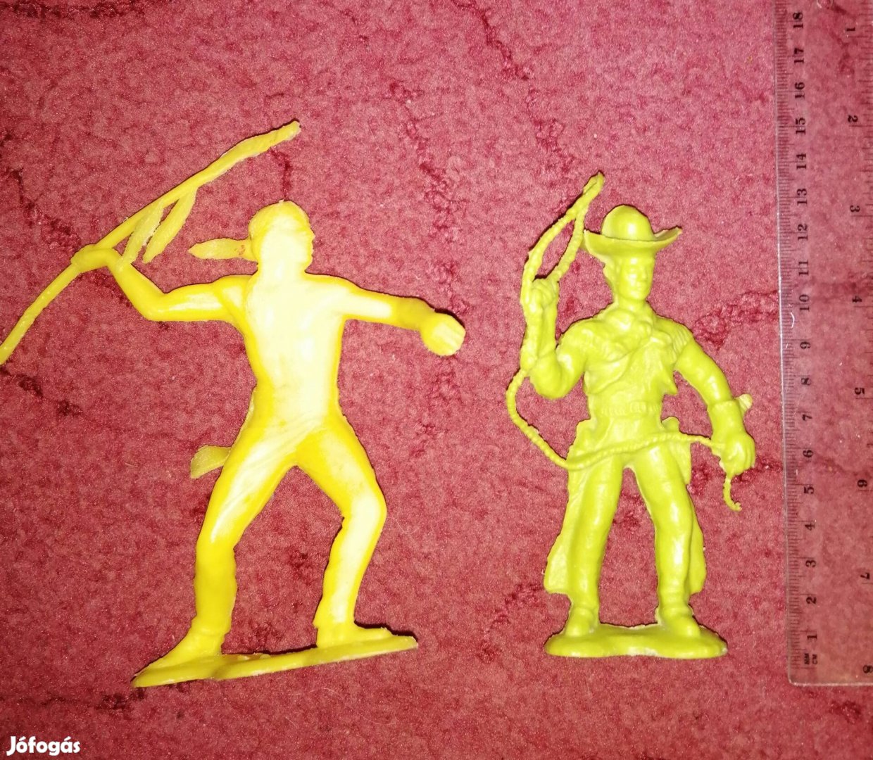 Trafikos, retro nagy cowboy figurák.