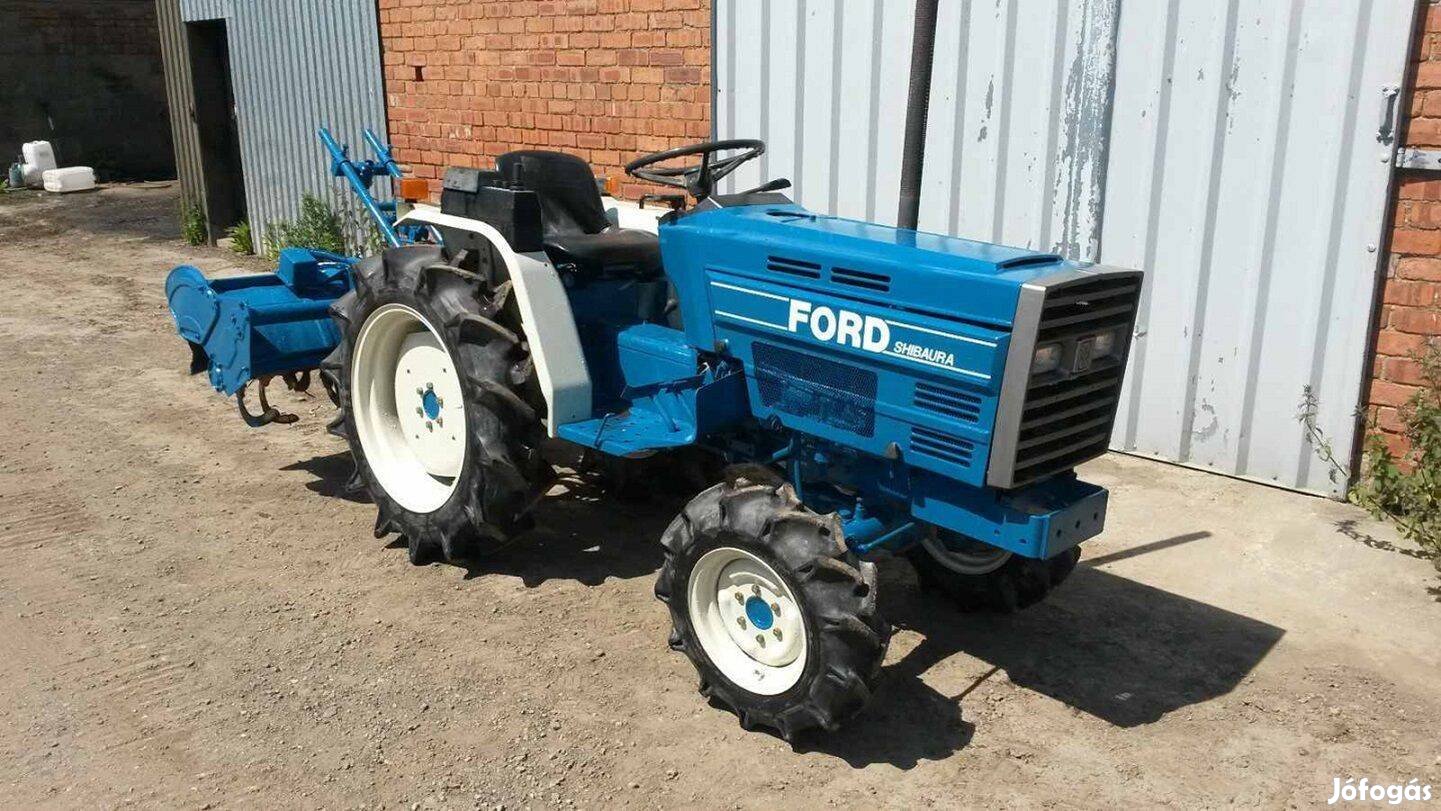 Traktor Ford 4X4 + tartozékok