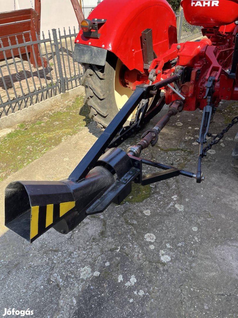 Traktor hajtású ágaprító