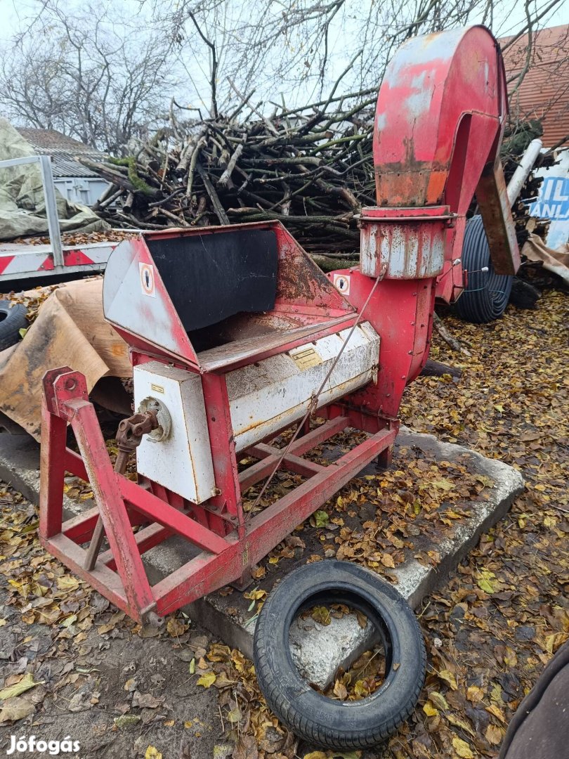 Traktor hajtású morzsoló