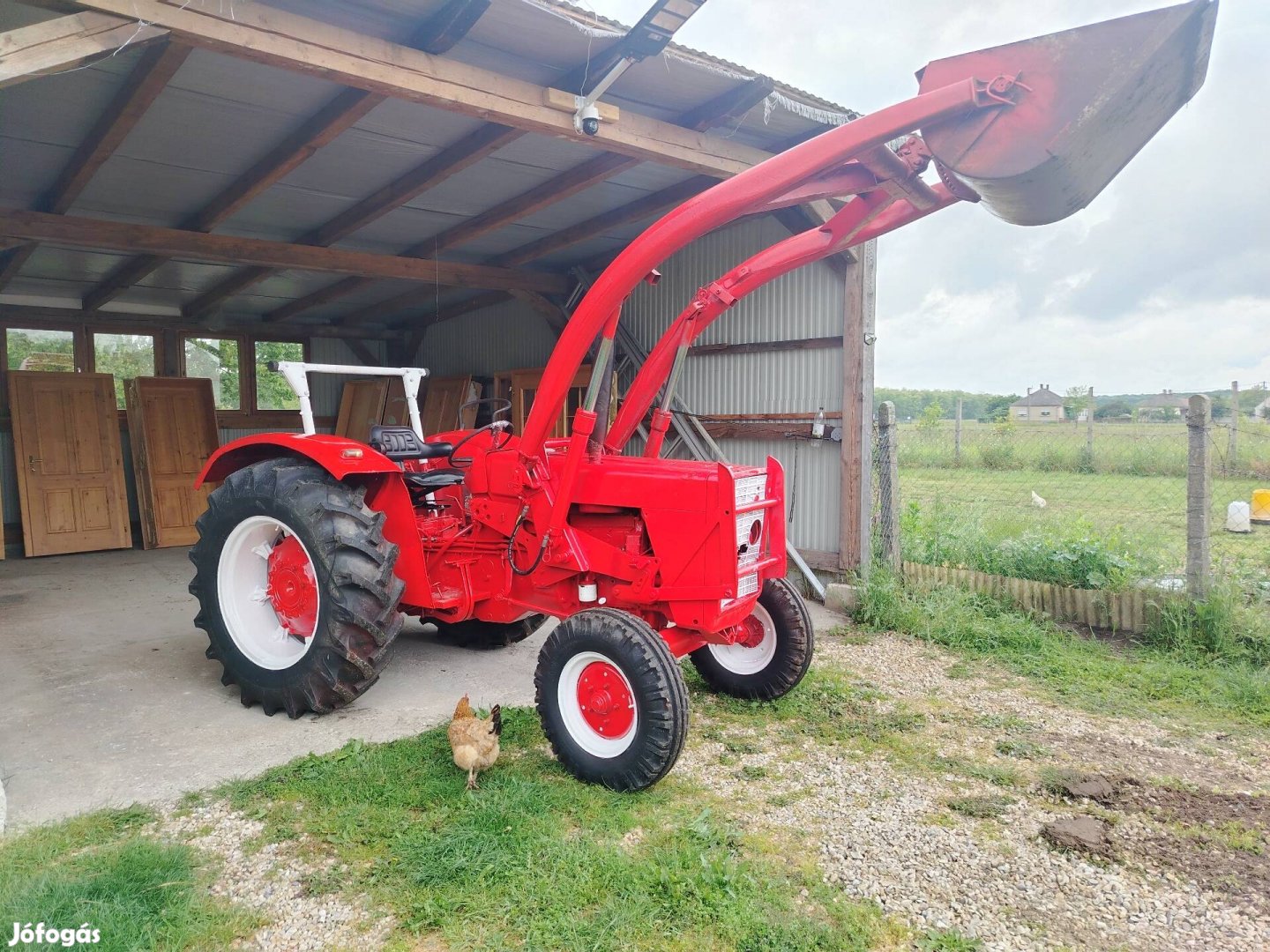 Traktor homlok rakodóval 