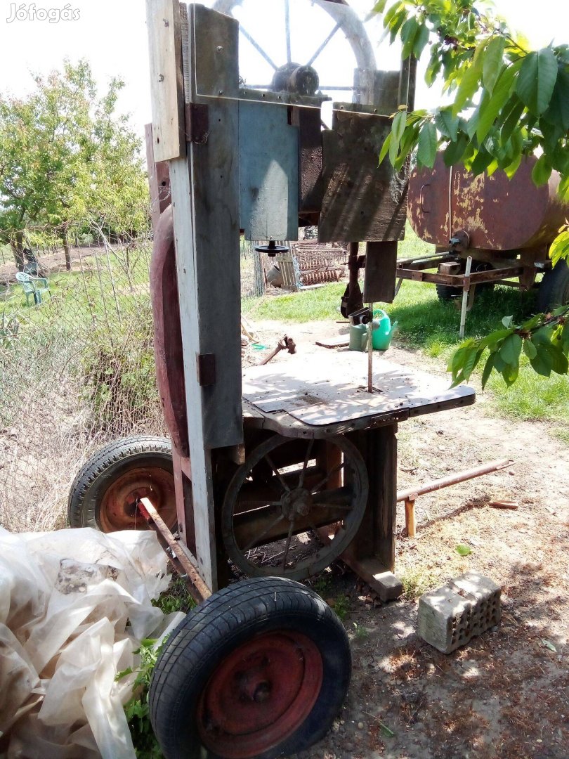 Traktor meghajtásu szalagfűrész