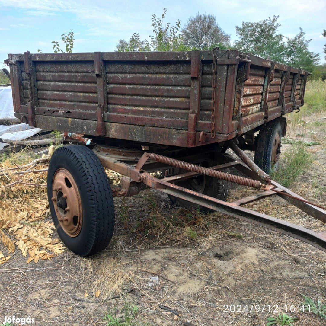 Traktor pótkocsi eladó