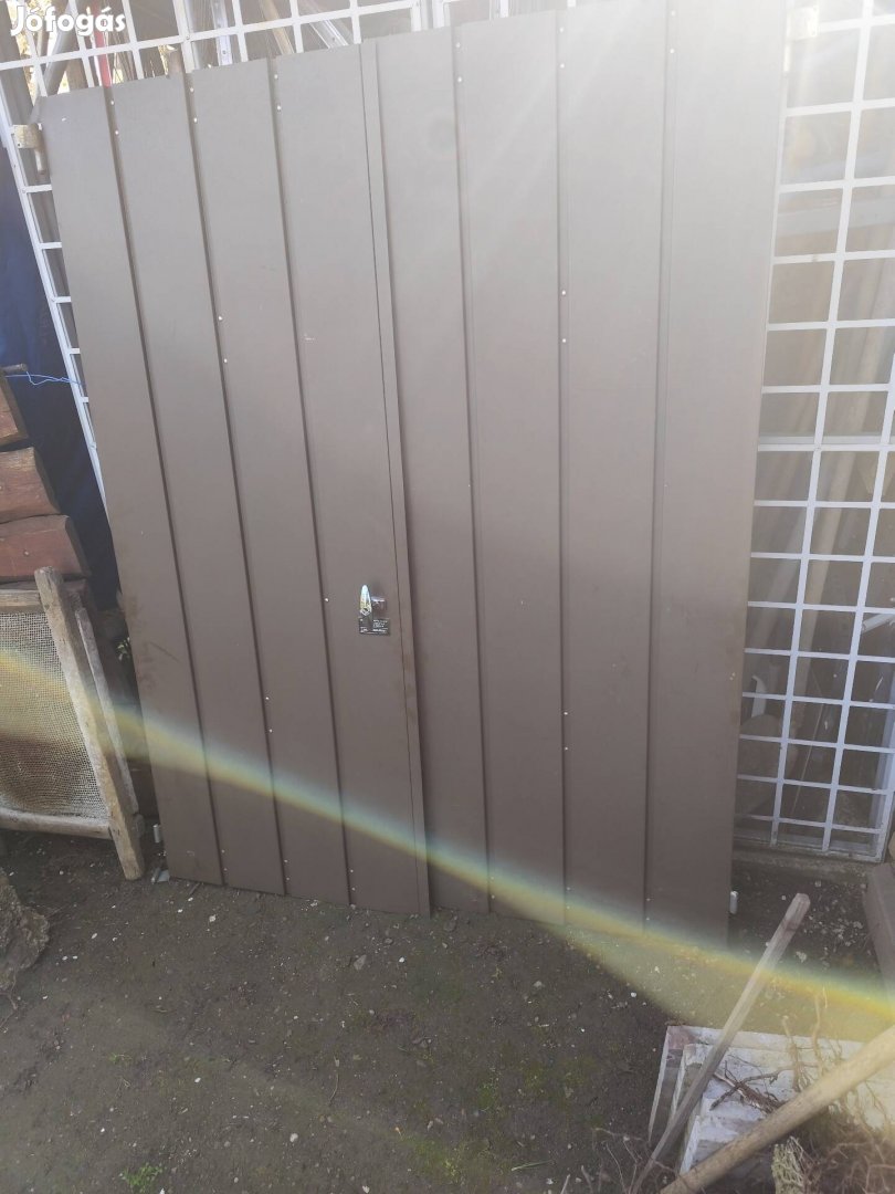 Trapézlemez táróló ajtók párban