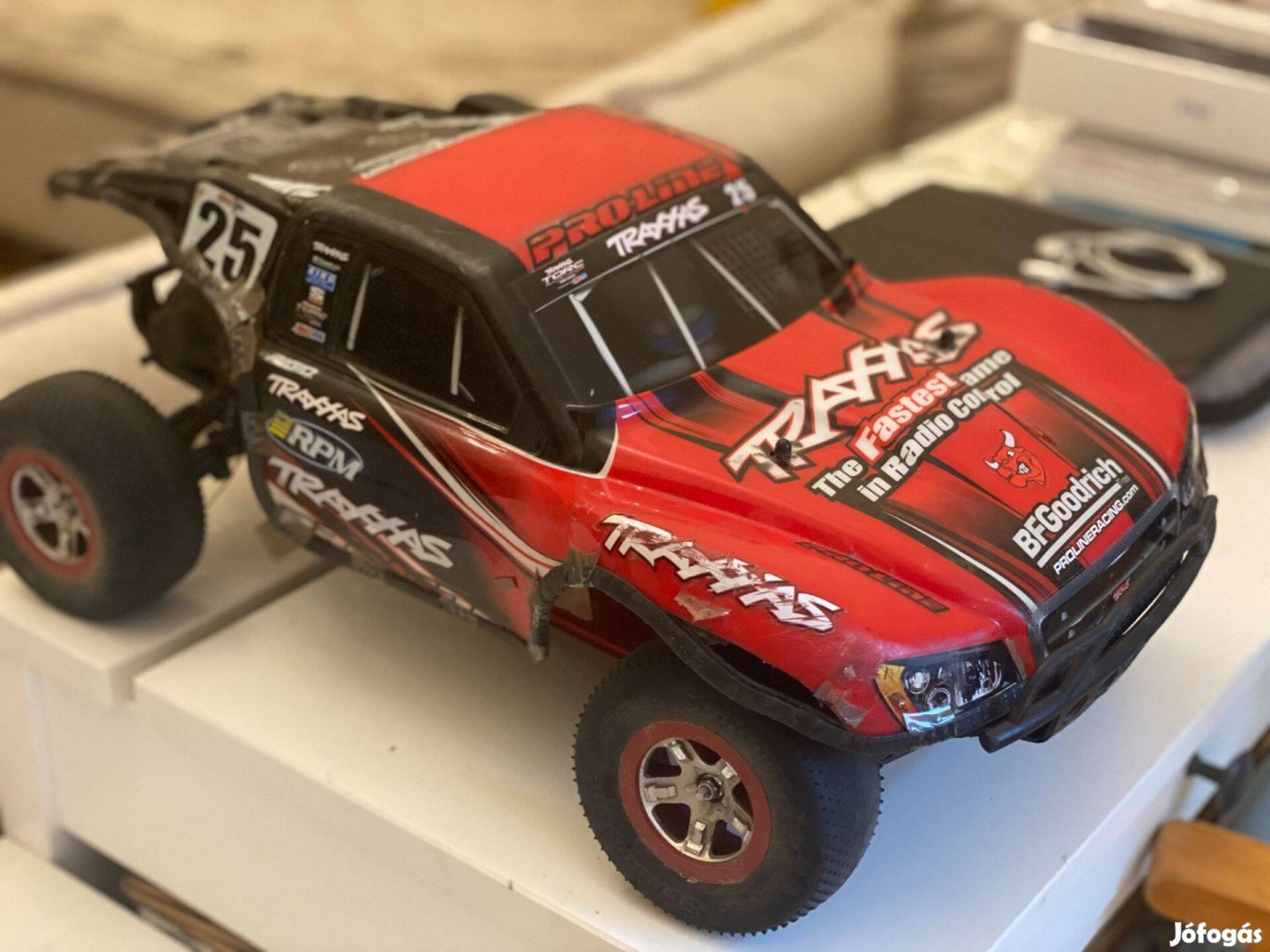 Traxxas Slash játszós kasztni, kefés szett, 2s új akku, 5000mah 50C