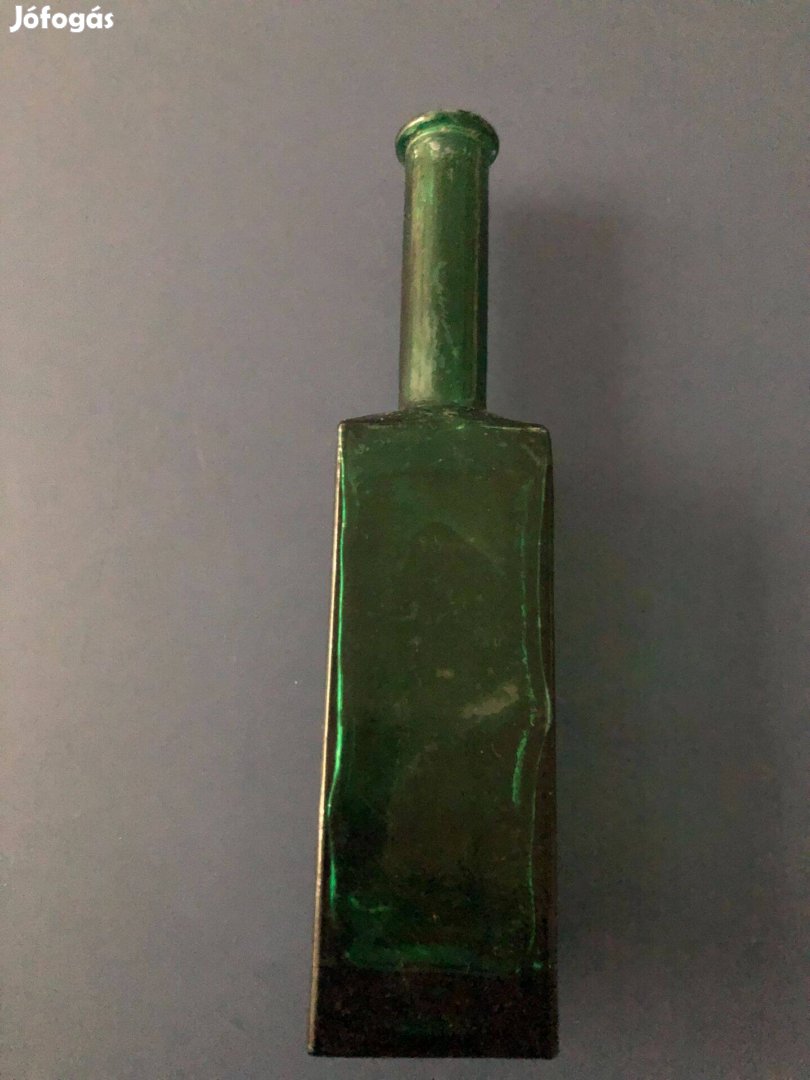 Tréfás zöld ferde üvegváza