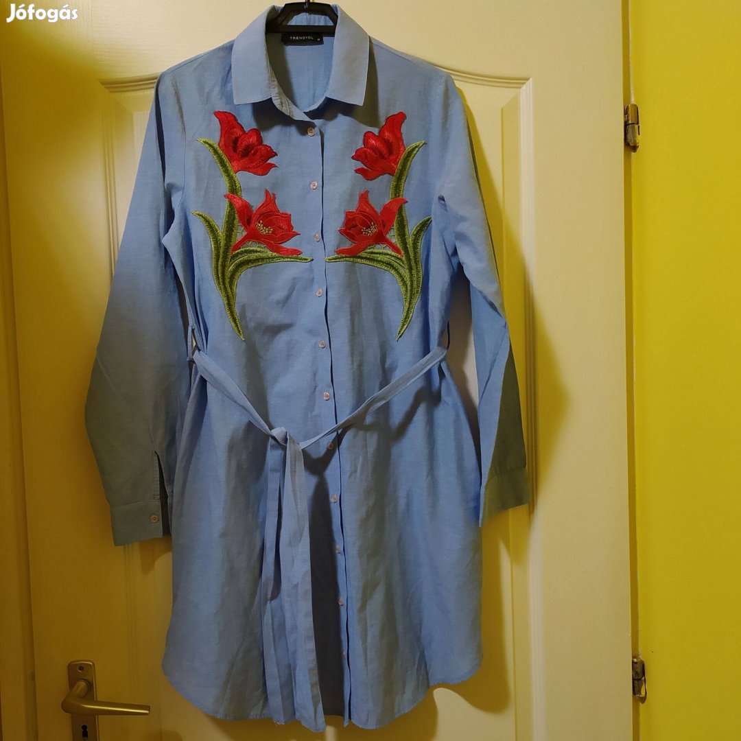 Trendyol hímzett piros virágos zsebes, öves női ruha 36