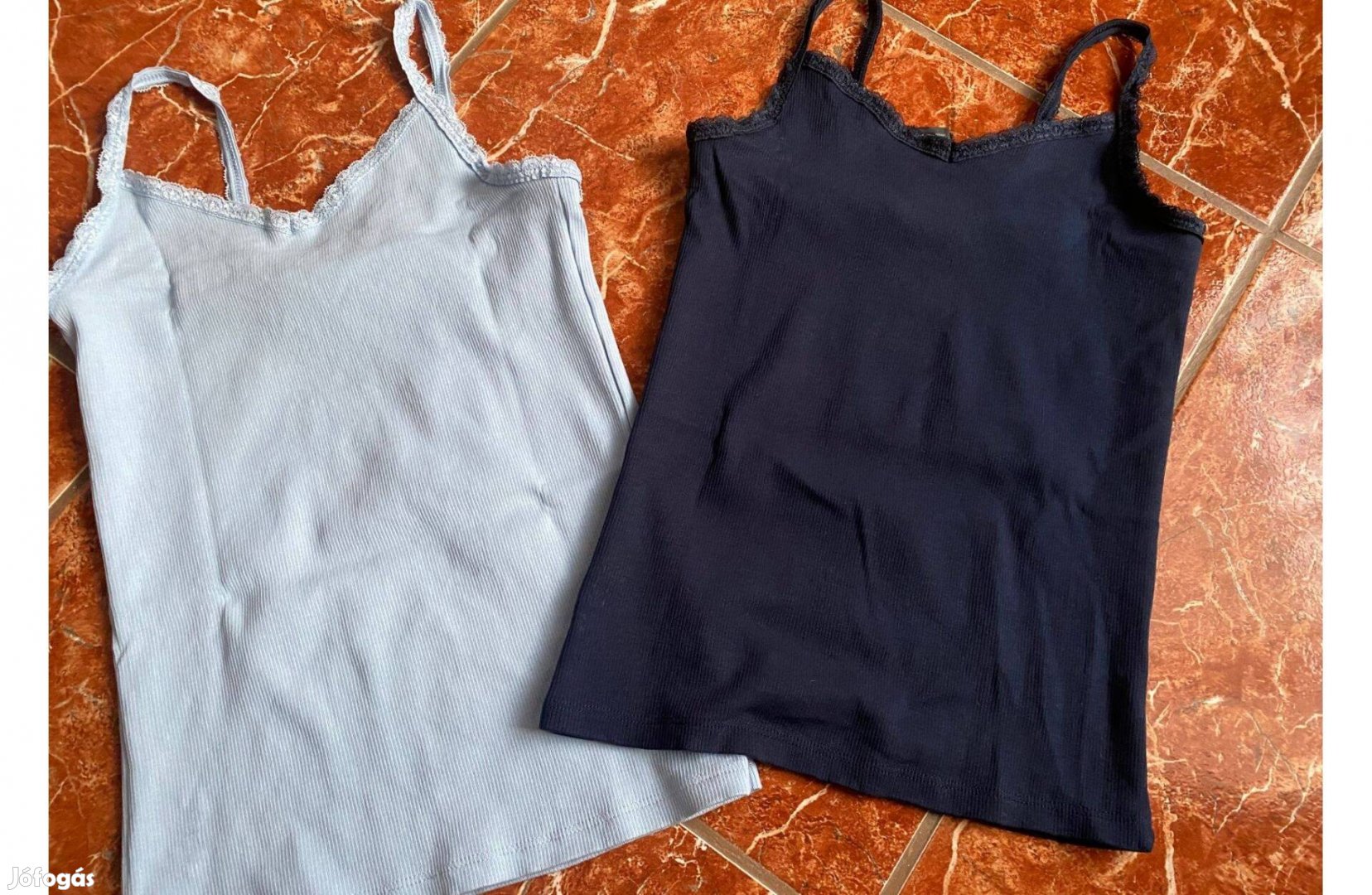 Trikó eladó, 146152-es méretben