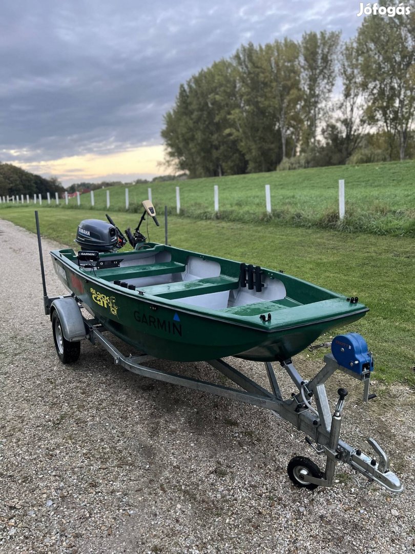 Trimarán csónak + Yamaha 15le motor + utánfutó