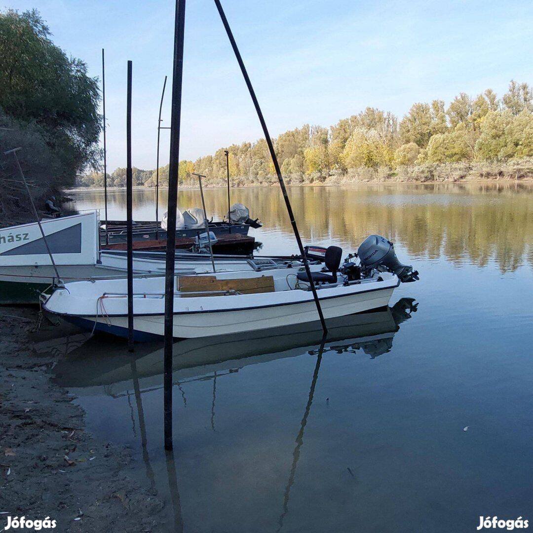 Trimarán olasz gyártmányú horgászcsónak