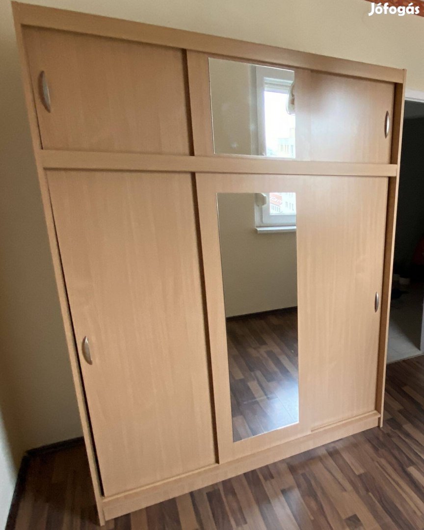 Tripla tolóajtós szekrény