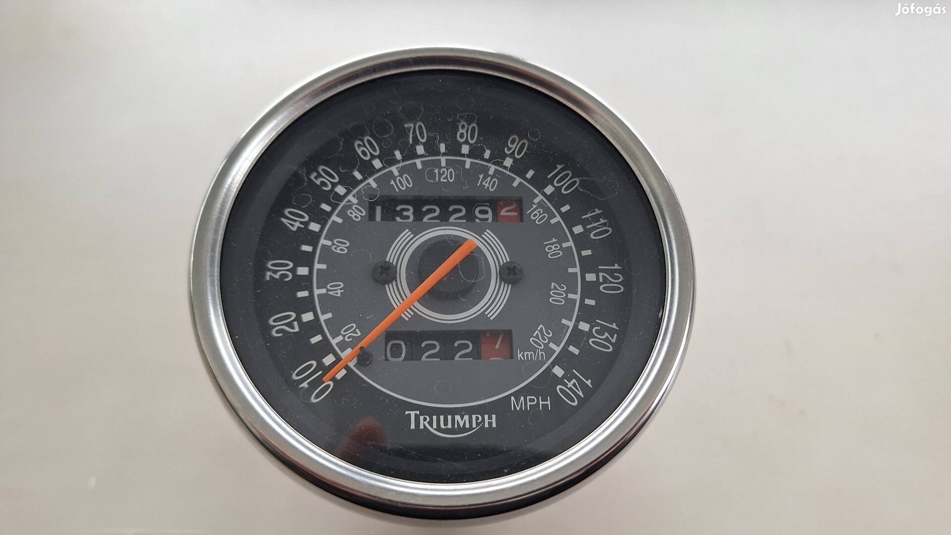 Triumph Bonneville T100 Kilóméteróra