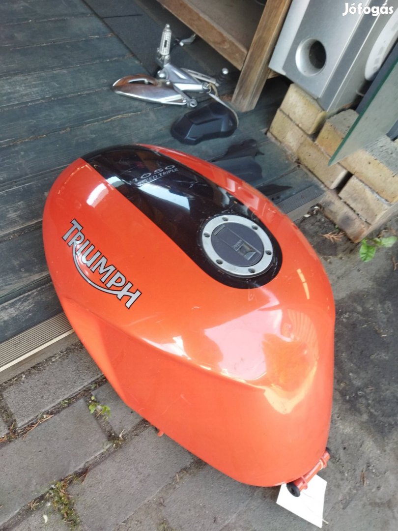 Triumph Speed Triple 1050 tank