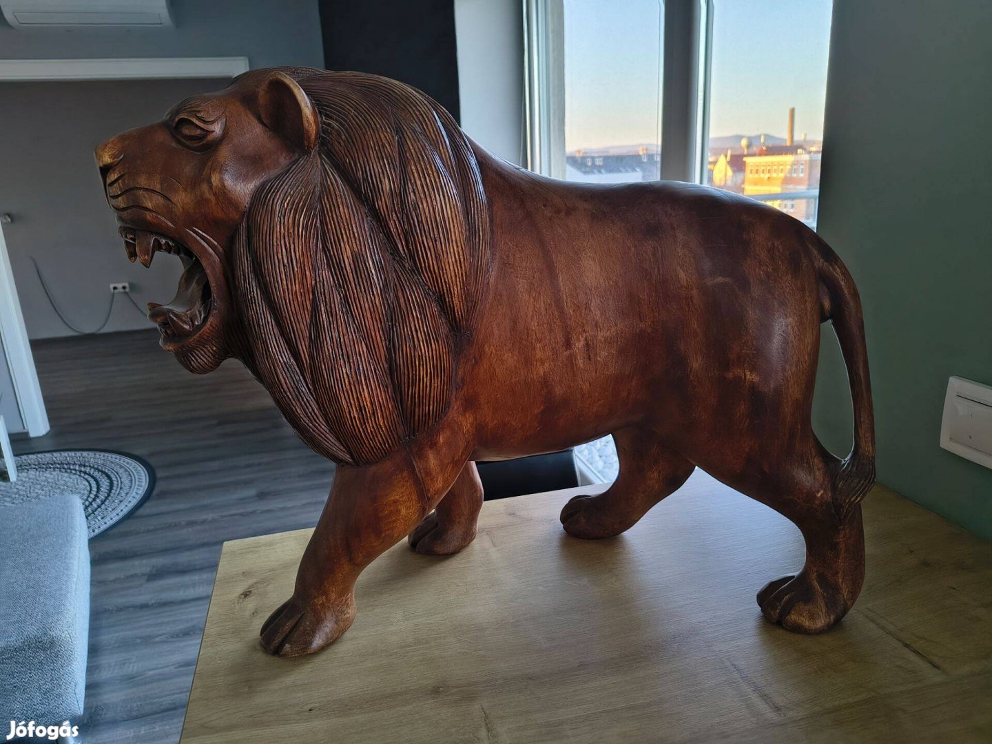 Trópusi fából, kézzel faragott, oroszlánt ábrázoló szobor